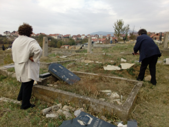 Polomljeni spomenici na orahovačkom groblju