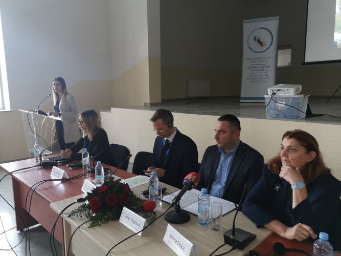 Predsednik opštine Gračanica Srđan Popović na sastanku u Lapljem Selu Predsednik opštine Gračanica Srđan Popović na sastanku u Lapljem Selu