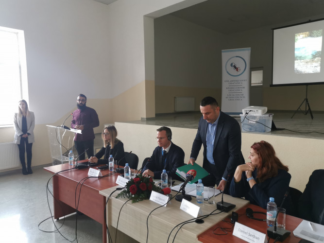 Dušan Borisavljević je Popoviću uručio peticiju građana opštine Gračanica Dušan Borisavljević je Popoviću uručio peticiju građana opštine Gračanica