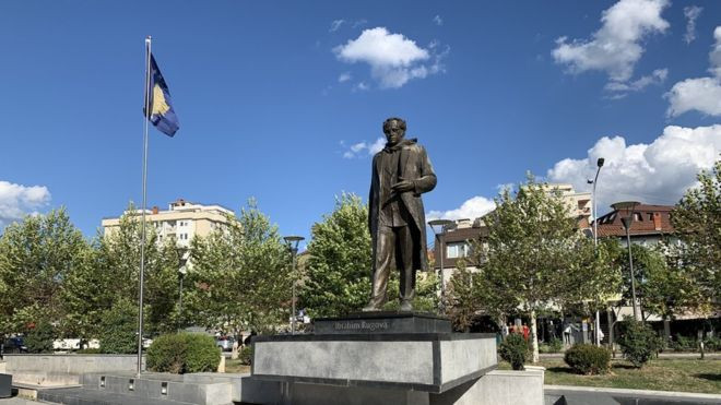 Spomenik Rugovi