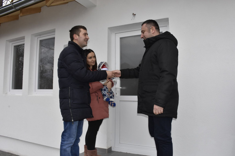 Srđan Popović, uručuje ključeve novog doma porodici Maksimović iz Livađa Srđan Popović, uručuje ključeve novog doma porodici Maksimović iz Livađa