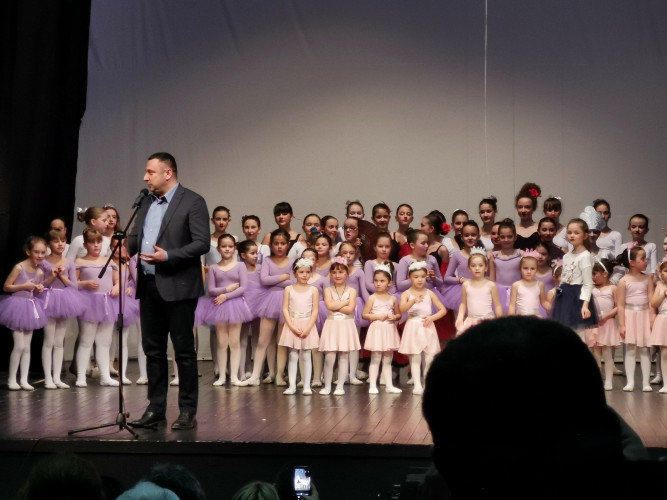 Predsednik Opštine Gračanica Srđan Popović se obratio publici Predsednik Opštine Gračanica Srđan Popović se obratio publici