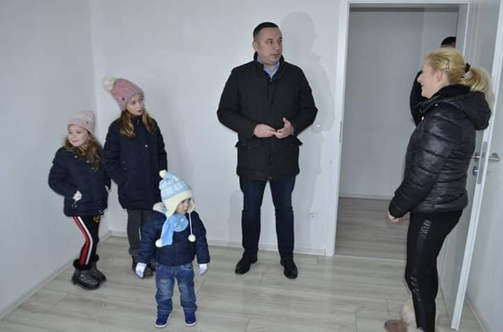 Popović uručio ključeve porodici Stević Popović uručio ključeve porodici Stević
