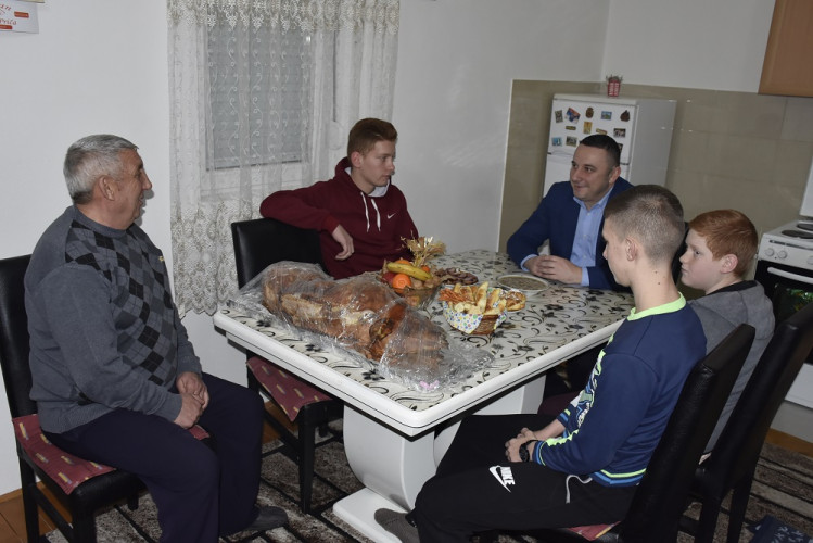 Srđan Popović čestitao Božić uz pečeno prase