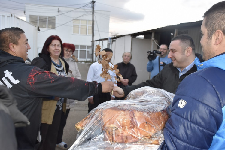 Srđan Popović čestitao Božić uz pečeno prase