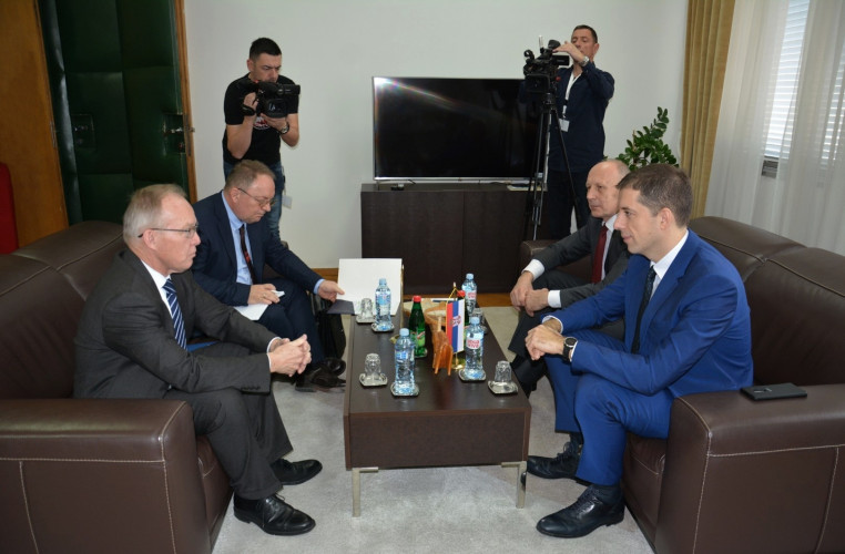 Direktor Kancelarije za Kosovo i Metohiju Marko Ðuric sa sefom Misije OEBS na Kosovu Janom Bratuom