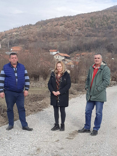 Članovi PO Srbice -Rajko ,Svetlana, Nebojsa Tomasević, na makadamskom putu u Suvom Grlu