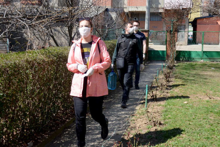 Volonteri pomažu ugroženima u Severnoj Mitrovici Volonteri pomažu ugroženima u Severnoj Mitrovici