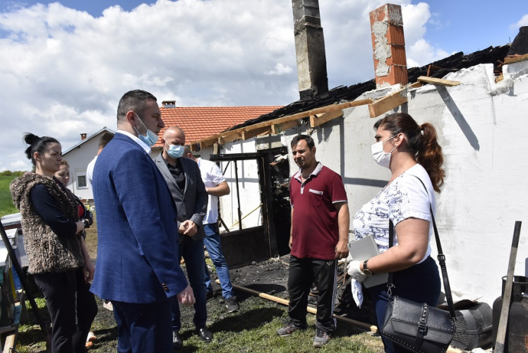 Popović sa porodicom Đorić kojoj je izgorela kuća