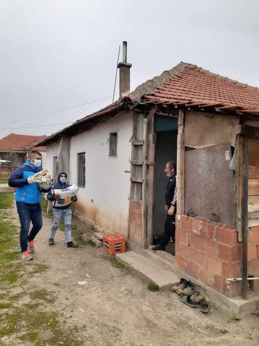 Volonteri - Gračanica - podela pomoći