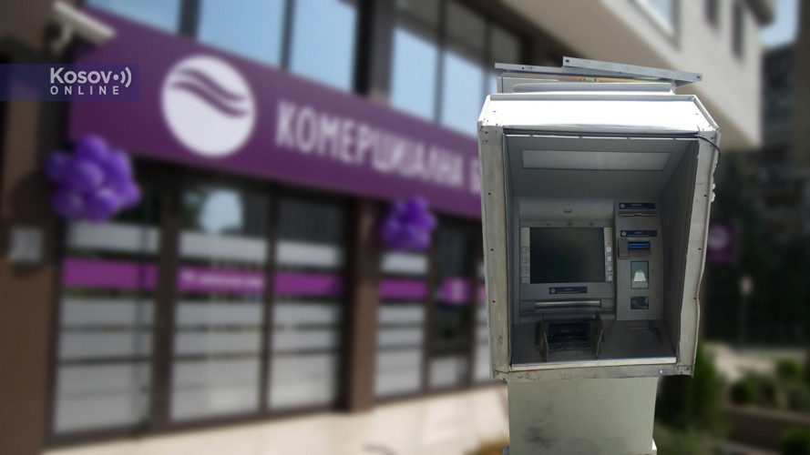 Bankomat koji su noćas pljačkaši izvadili ispred Doma Kulture u Gračanici