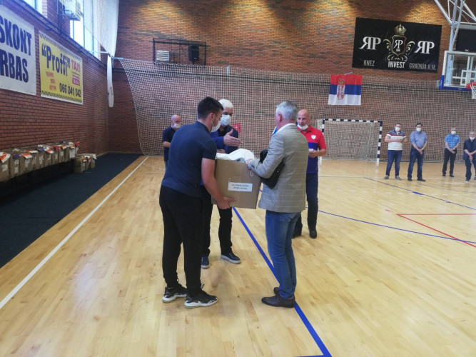 Podela sportske opreme za fudbaske klubove sa KiM