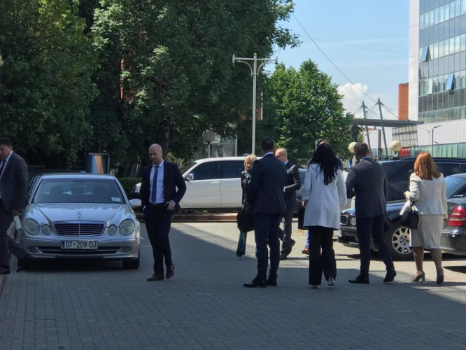 Poslanici stižu parlament Poslanici stižu parlament