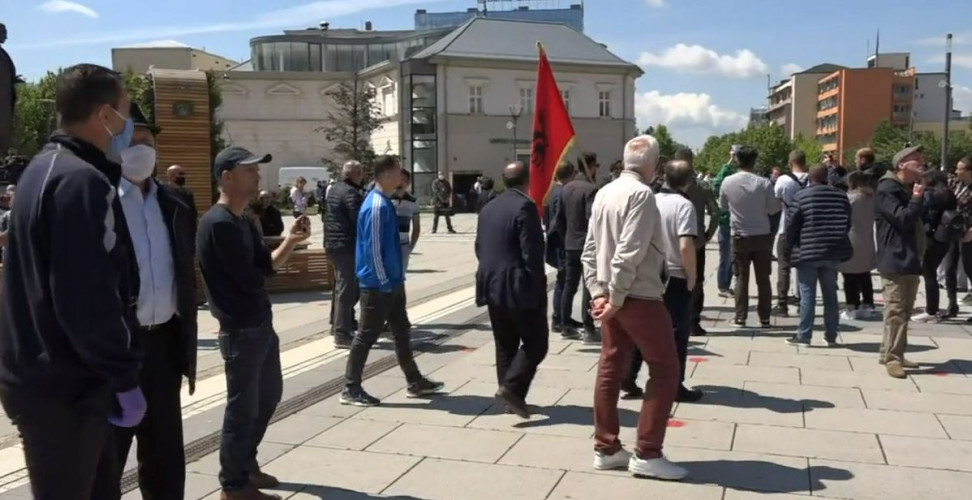 okupljanje građana ispred parlamenta