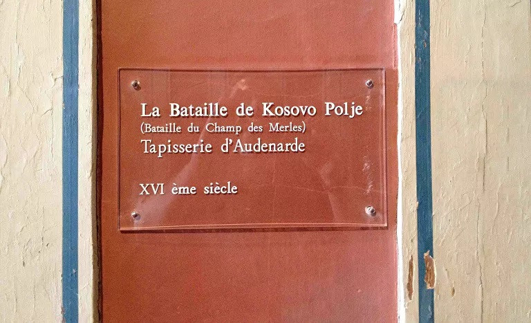 Tabla ispod tapiserije u dvorcu