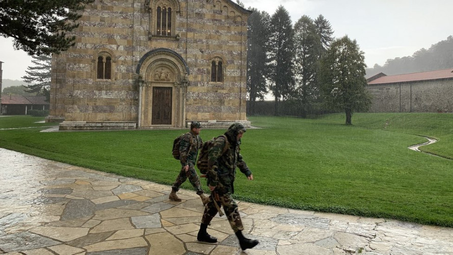 Italijanski vojnici u manastiru Dečani