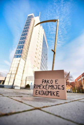 Umetnička instalacija Paket za ekonomski oporavak