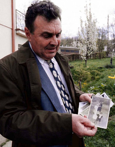 Ljutko Popić 1999. sa fotografijama Madlen tokom NATO agresije Ljutko Popić 1999. sa fotografijama Madlen tokom NATO agresije