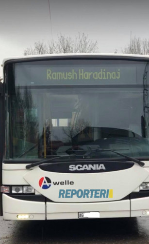 Autobus sa natpisom Ramuš Haradinaj