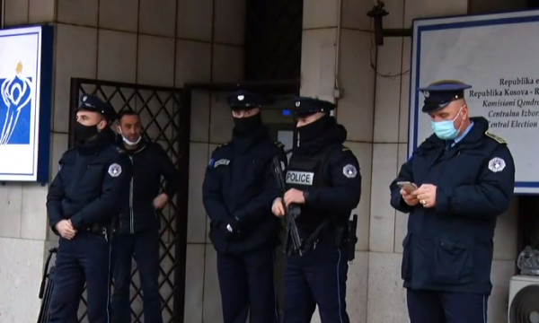 Kosovska policija ispred CIK - a. Kosovska policija ispred CIK - a.