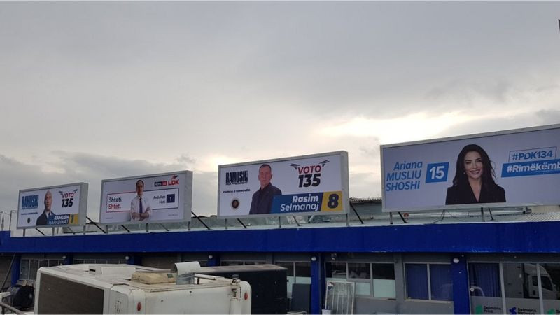 Bilbordi političkih partija za izbore na Kosovu Bilbordi političkih partija za izbore na Kosovu