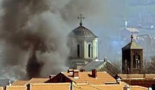 U martu 2004. ekstremni Albanci na Kosovu zapalili desetine srpskih crkava i manastira
