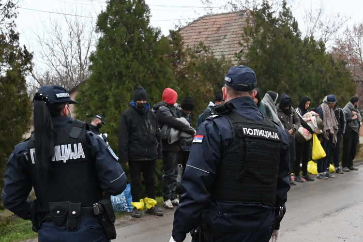 Policija prilikom intervencije protiv ilegalnih migranata u Kikindi