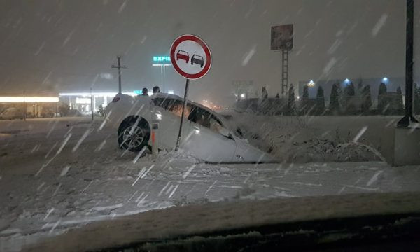 Vozilo sletelo s puta zbog snega na kolovozu
