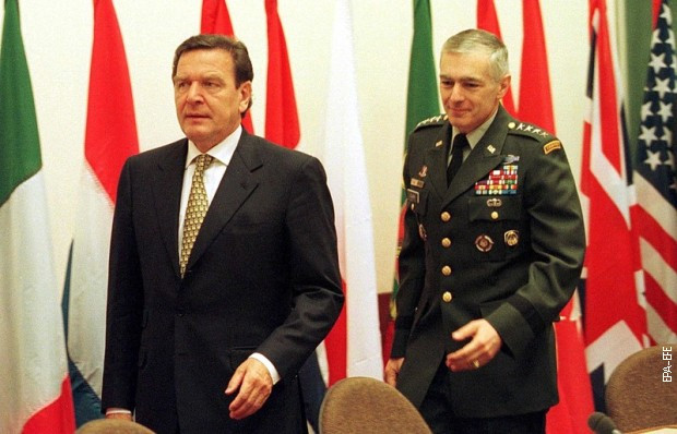 Gerhard Šreder i Vesli Klark 19. maja 1999. u sedištu NATO-a u Briselu