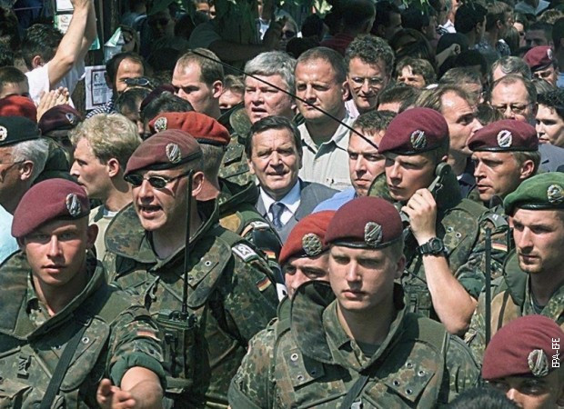 Gerhard Šreder u Prizrenu 23. jula 1999, okružen nemačkim vojnicima Gerhard Šreder u Prizrenu 23. jula 1999, okružen nemačkim vojnicima