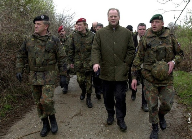 Rudolf Šarping u patroli sa nemačkim vojnicima KFOR-a na Kosovu kod sela Navak 2002. godine Rudolf Šarping u patroli sa nemačkim vojnicima KFOR-a na Kosovu kod sela Navak 2002. godine