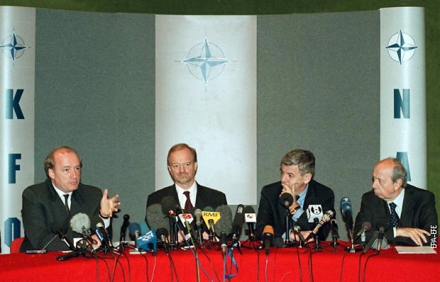 Priština 23. jun 1999, ministri inostranih poslova Francuske, Velike Britanije, Nemačke i Italije: : Iber Vedrin, Robin Kuk, Joška Fišer i Lamberto Dini Priština 23. jun 1999, ministri inostranih poslova Francuske, Velike Britanije, Nemačke i Italije: : Iber Vedrin, Robin Kuk, Joška Fišer i Lamberto Dini