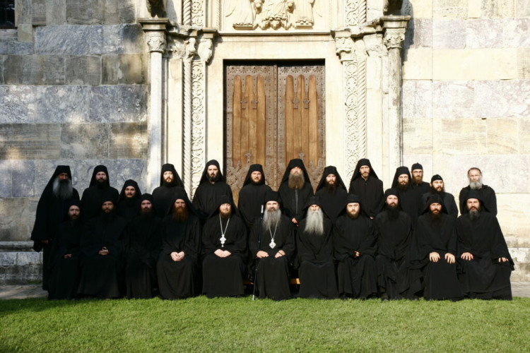 Episkop Teodosije sa bratijom manastira Visoki Dečani Episkop Teodosije sa bratijom manastira Visoki Dečani