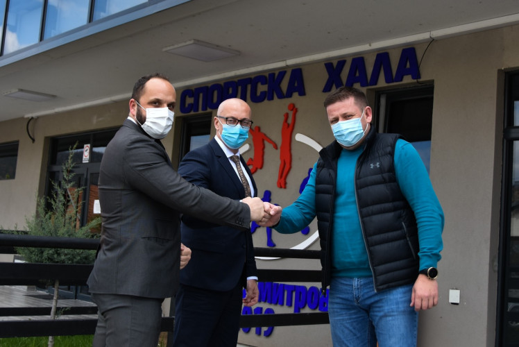 Rakić, Radojević i Kovač ispred Sportske hale u Severnoj Mitrovici
