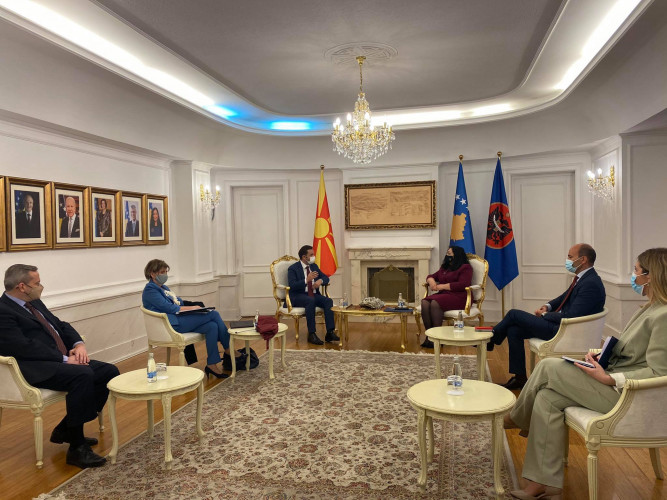 Sastanak kosovske predsednice Vjose Osmani sa makedonskim šefom diplomatije Bujarom Osmanijem Sastanak kosovske predsednice Vjose Osmani sa makedonskim šefom diplomatije Bujarom Osmanijem