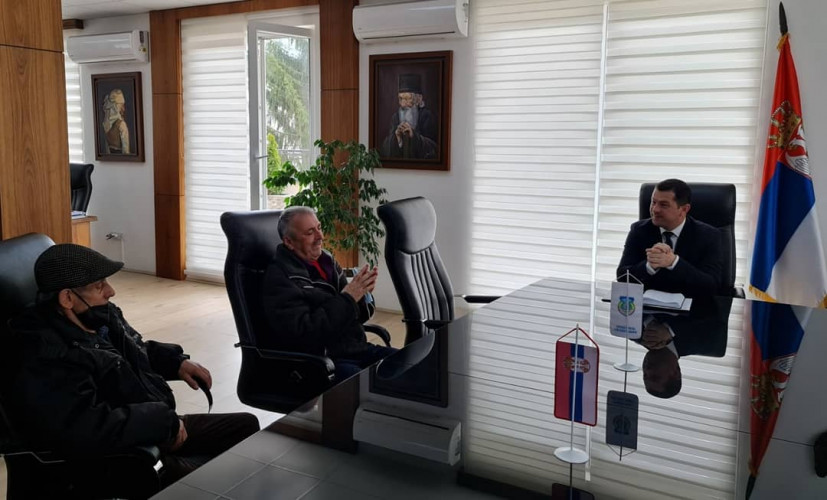 Zoran Todić u razgovoru sa građanima Leposavića Zoran Todić u razgovoru sa građanima Leposavića