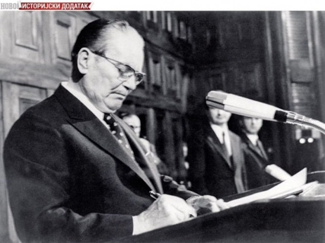 Josip Broz Tito potpisuje Ustav iz 1974. godine