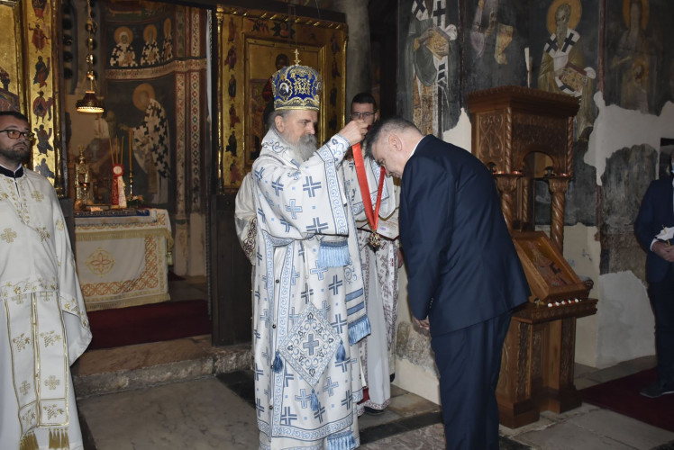 Lazić prima orden od episkopa Teodosija