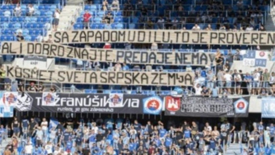 Navijači Slovana sa transparentom o Kosovu