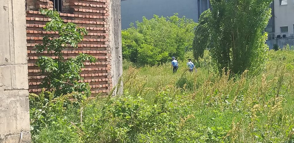 Kosovska policija kod crkve Hrista Spasitelja u Prištini Kosovska policija kod crkve Hrista Spasitelja u Prištini