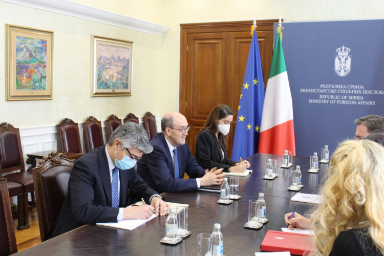 Ministar Selaković u razgovoru sa italijanskim ambasadorom Кarlom Lo Кašom Ministar Selaković u razgovoru sa italijanskim ambasadorom Кarlom Lo Кašom
