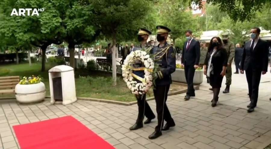 Osmani, Kurti i Konjufca odaju počast stradalim NATO vojnicima na Kosovu