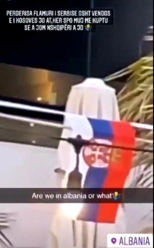Srpska zastava na restoranu u Draču