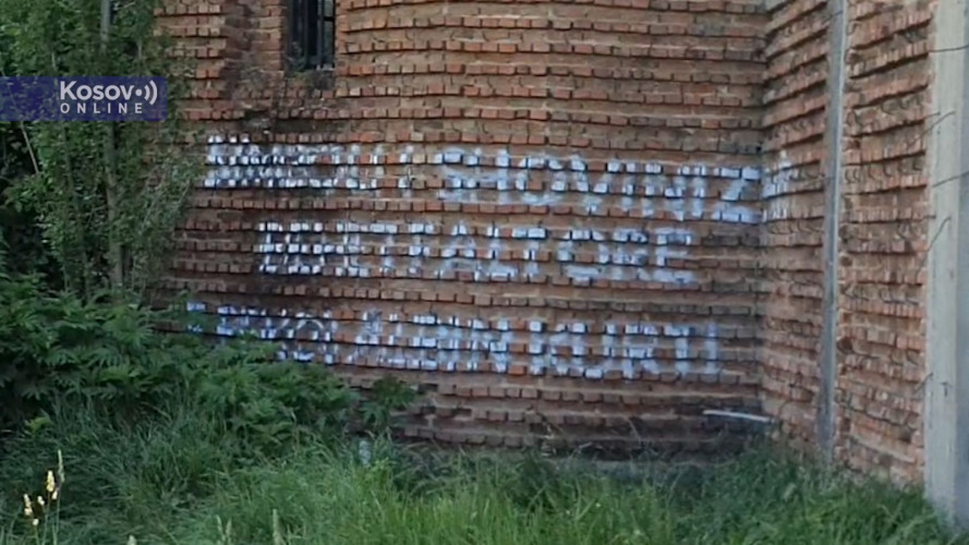 Ispisani grafiti na zidu nedovršene crkve