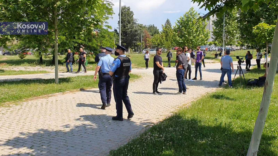 Policija nije sprečavala demonstrante da crtaju grafite po crkvi