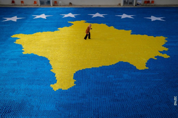 Umetnica sa Kosova Arbnora Fejza Idrizi na svom mozaiku "Origami" u Srbici, 10. februara 2021.