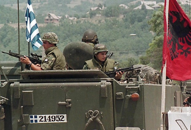 Grčki vojnici u sastavu NATO-a ulaze na Kosovo, jun 1999.