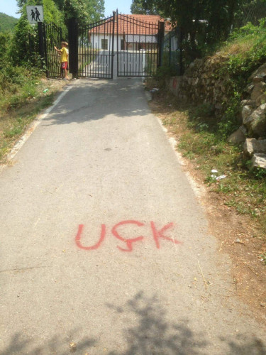 Grafit ispred škole u selu Binač Grafit ispred škole u selu Binač