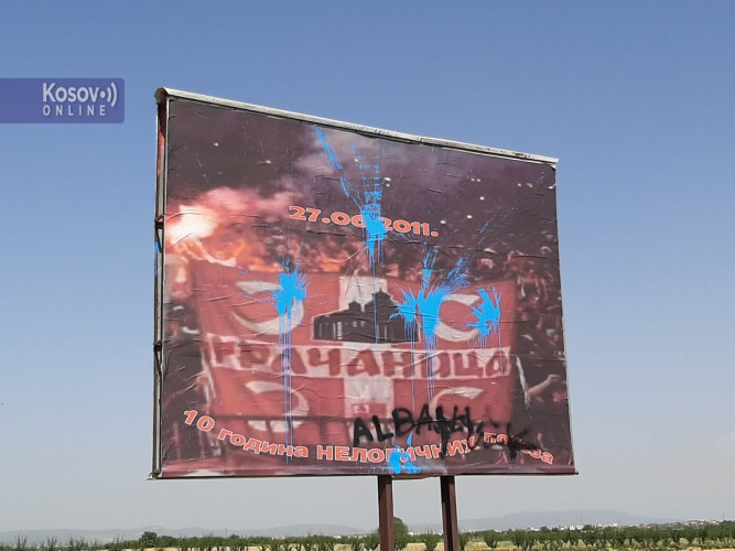 Bilbord Gračanica - grafiti UČK Bilbord Gračanica - grafiti UČK