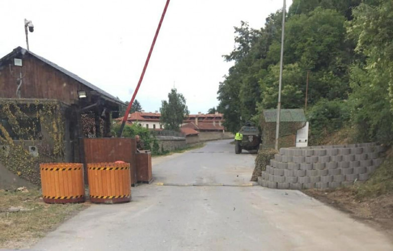 Nove barikade Kfora u blizini manastira Visoki Dečani1 Nove barikade Kfora u blizini manastira Visoki Dečani1